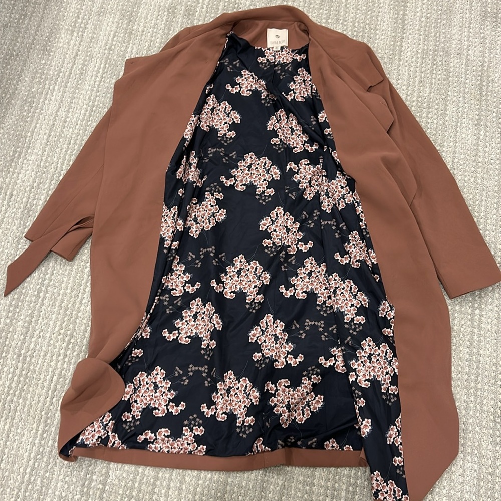 Chic Tan Trench Coat - Picture 4 of 5